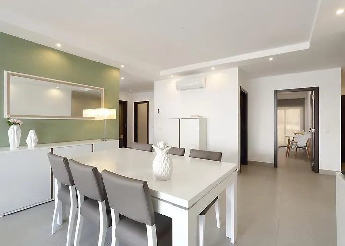 아파트 Original 3 Bedroom Downtown *