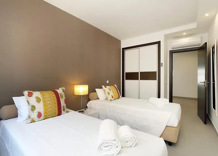 Original 3 Bedroom Downtown Αλμπουφέιρα