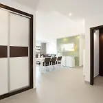 דירה Original 3 Bedroom Downtown *