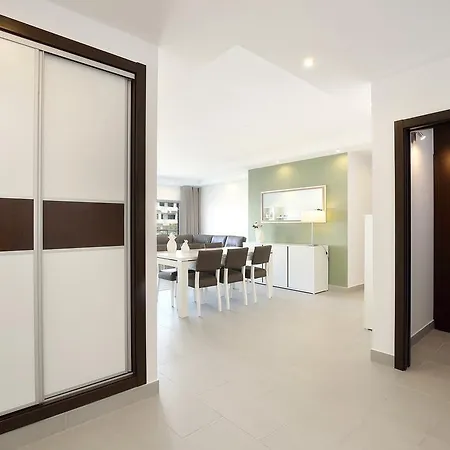 דירה Original 3 Bedroom Downtown *